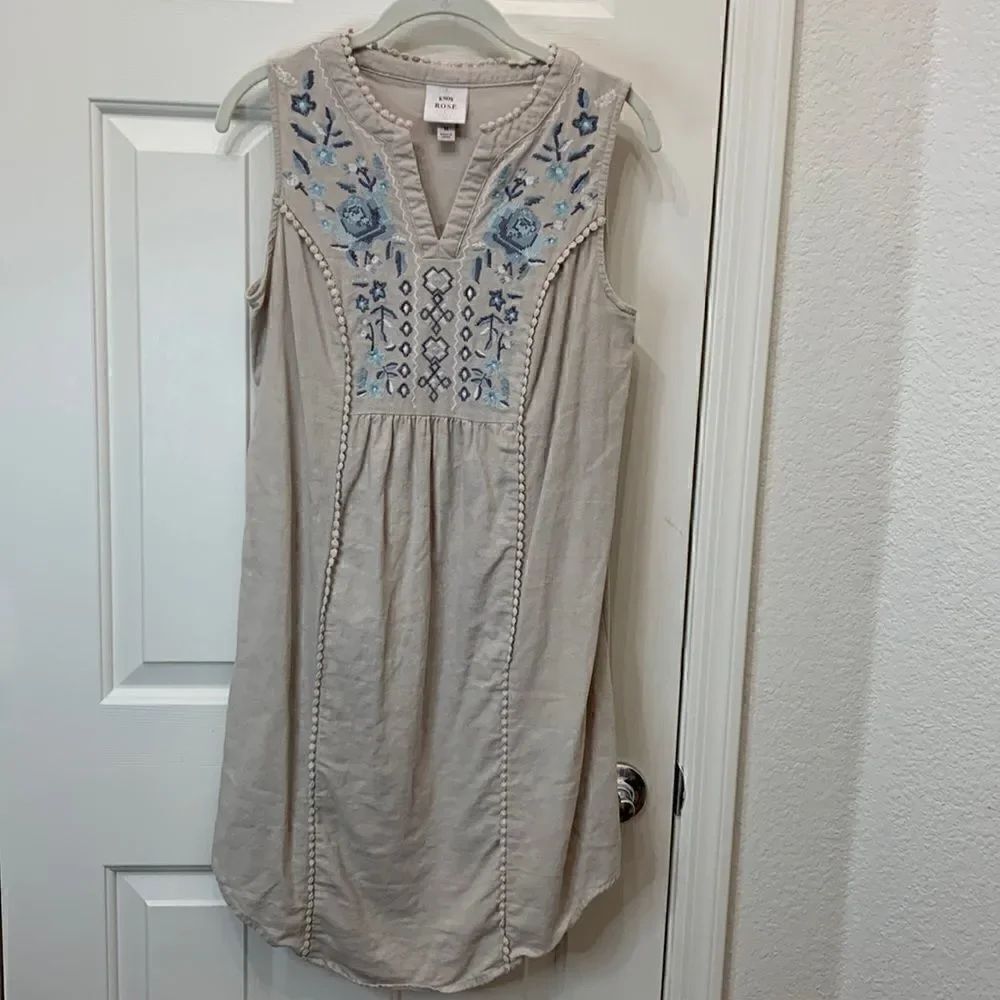 Knox Rose Size Medium V Neck Short Sleeve Tan Blue Embroidered Midi Dress Tunic